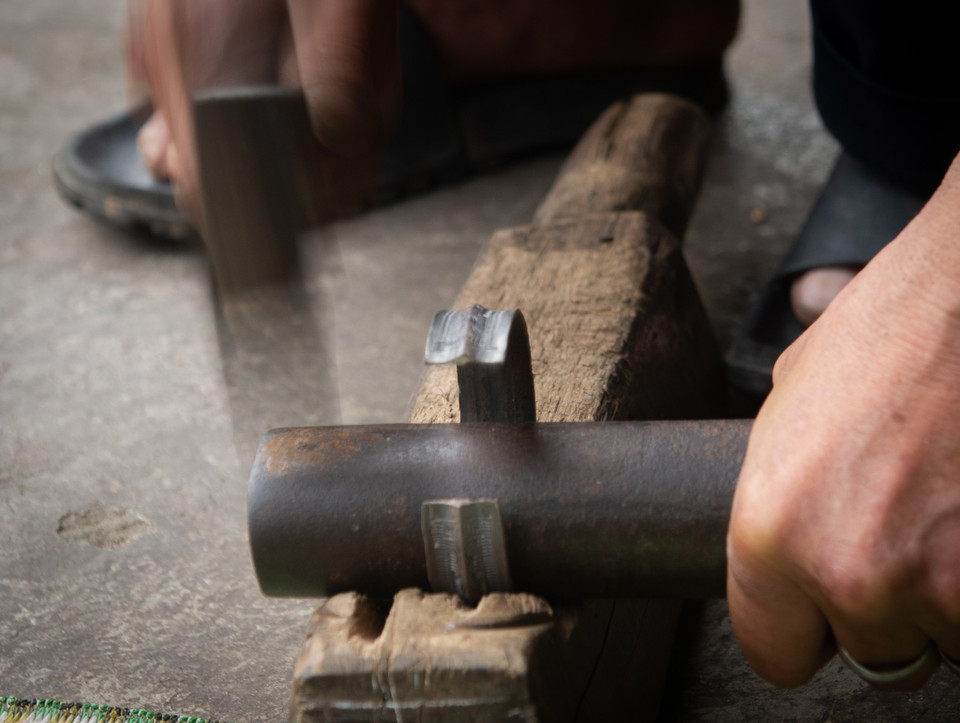 Trong quan niệm của người Nùng thì bạc là vật liệu thiêng có thể đuổi tà ma, gió độc, đồng thời là hồn cốt, là tập tục, nếu không đeo bạc, người Nùng không biết nguồn cội, không biết tổ tiên. (Ảnh: Nam Thái/TTXVN)