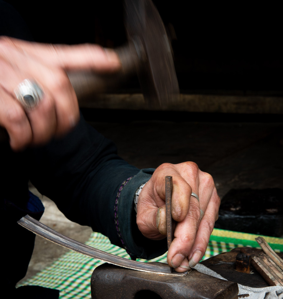 Sử dụng những công cụ đặc thù, các nghệ nhân tỷ mỉ chạm khắc bạc bằng phương pháp thủ công truyền thóng. (Ảnh: Nam Thái/TTXVN)