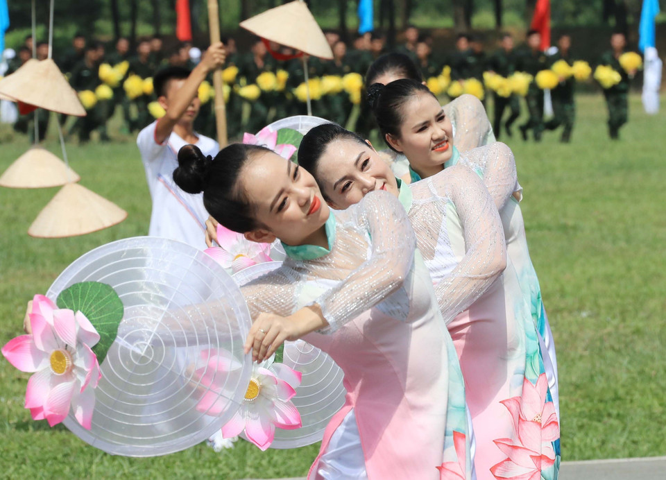 Màn biểu diễn nghệ thuật của các nghệ sỹ Việt Nam tại lễ bế mạc. (Ảnh: Trọng Đức/TTXVN)