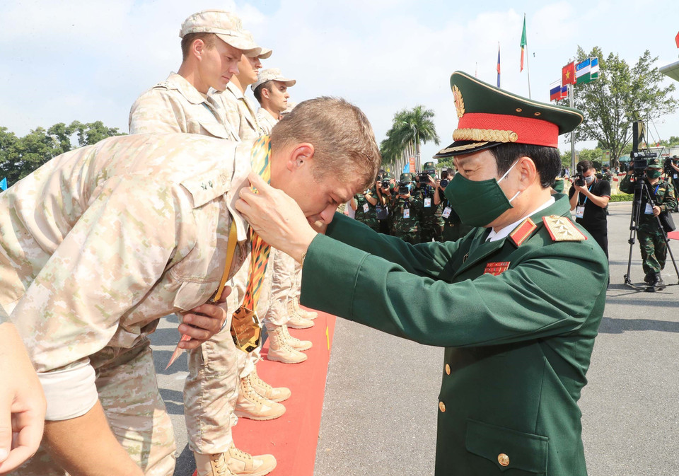Thượng tướng Nguyễn Tân Cương, Tổng Tham mưu trưởng, Thứ trưởng Bộ Quốc phòng, trao Huy chương Vàng toàn đoàn môn Vùng tai nạn cho đội tuyển quân đội Liên bang Nga. (Ảnh: Trọng Đức/TTXVN)