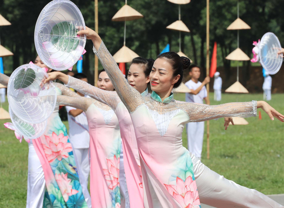 Màn biểu diễn nghệ thuật của các nghệ sỹ Việt Nam tại lễ bế mạc. (Ảnh: Trọng Đức/TTXVN)