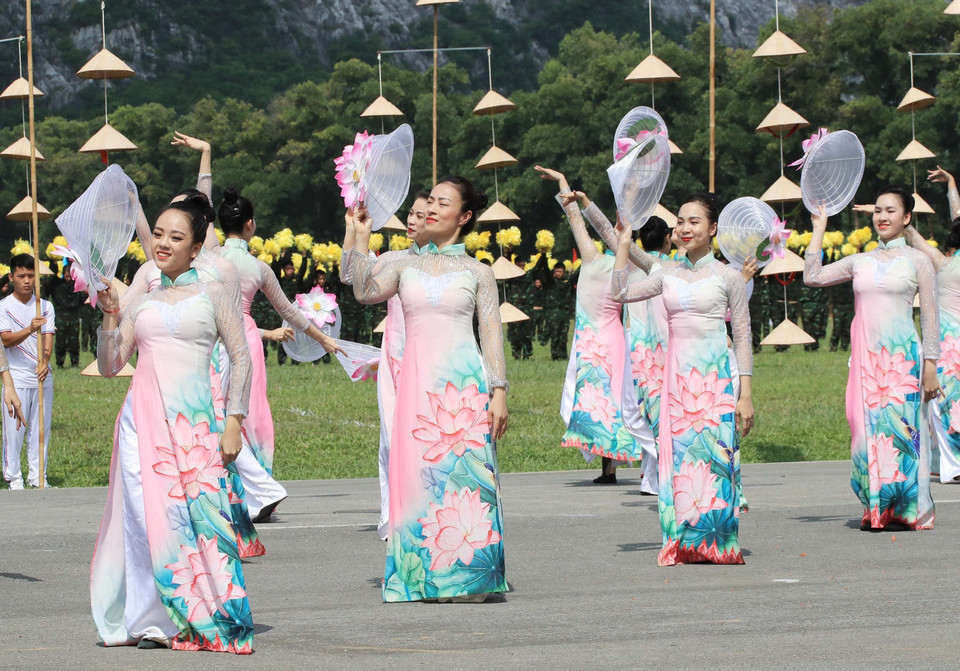 Màn biểu diễn nghệ thuật của các nghệ sỹ Việt Nam tại lễ bế mạc. (Ảnh: Trọng Đức/TTXVN)