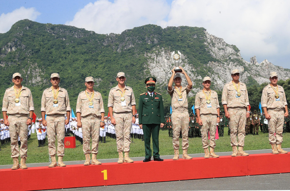 Thượng tướng Nguyễn Tân Cương, Tổng Tham mưu trưởng, Thứ trưởng Bộ Quốc phòng và đội tuyển quân đội Liên bang Nga giành Huy chương Vàng toàn đoàn môn Vùng tai nạn. (Ảnh: Trọng Đức/TTXVN)