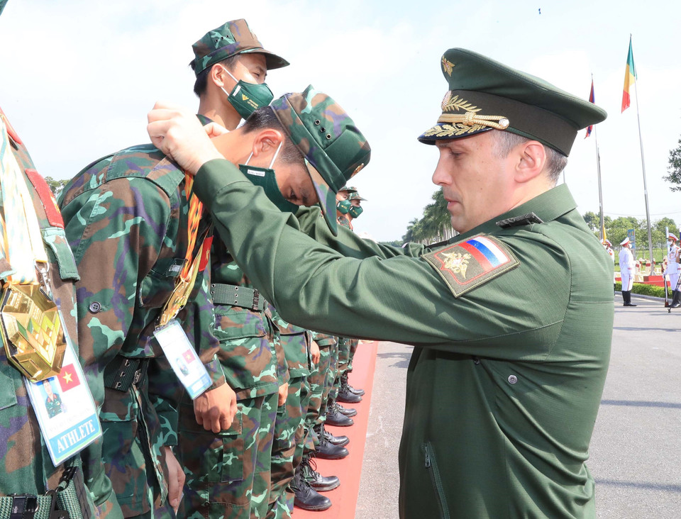 Ông Krivoruchko Aleksei Iurievich, Thứ trưởng Bộ Quốc phòng Liên bang Nga, trao Huy chương Vàng môn Xạ thủ bắn tỉa cho đội tuyển Quân đội Nhân dân Việt Nam. Ảnh: (Ảnh: Trọng Đức/TTXVN)