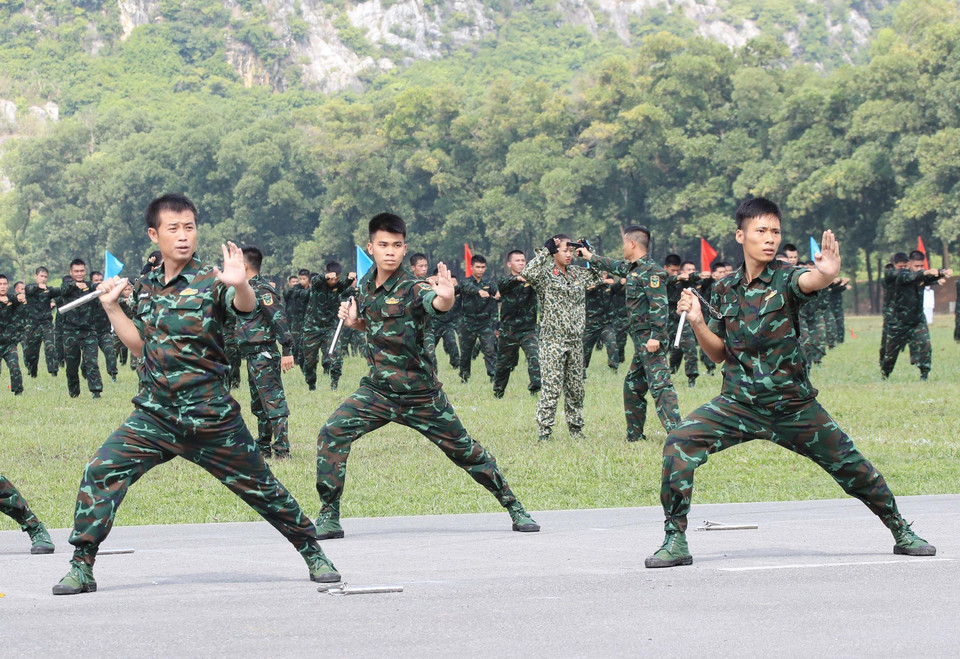 Màn biểu diễn võ thuật của lực lượng đặc công Quân đội Nhân dân Việt Nam tại lễ bế mạc. (Ảnh: Trọng Đức/TTXVN)