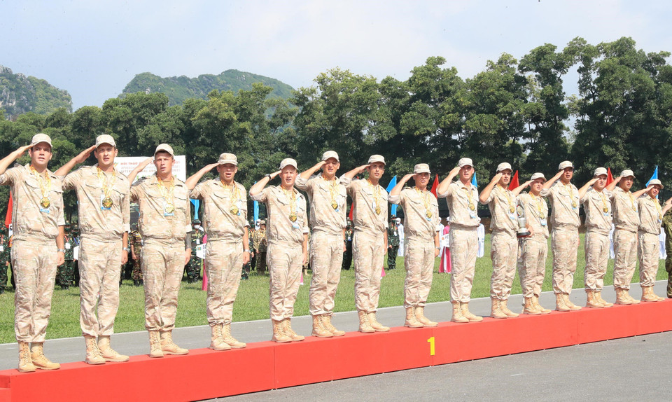 Đội tuyển quân đội Liên bang Nga giành Huy chương Vàng toàn đoàn môn Vùng tai nạn. (Ảnh: Trọng Đức/TTXVN)