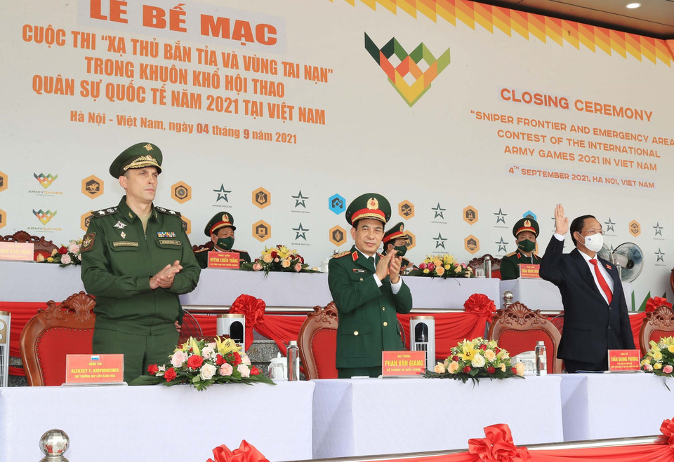 Phó Chủ tịch Quốc hội Trần Quang Phương, Đại tướng, Bộ trưởng Quốc phòng Phan Văn Giang, Thứ trưởng Bộ Quốc phòng Liên bang Nga Krivoruchko Aleksei Iurievich tại lễ bế mạc. (Ảnh: Trọng Đức/TTXVN)