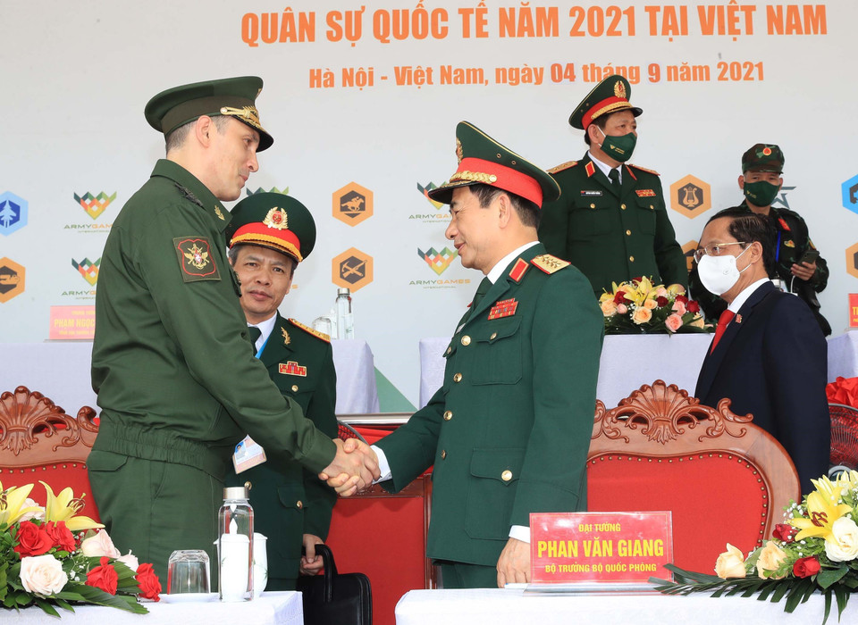 Đại tướng, Bộ trưởng Quốc phòng Phan Văn Giang và Thứ trưởng Bộ Quốc phòng Liên bang Nga Krivoruchko Aleksei Iurievich tại lễ bế mạc. (Ảnh: Trọng Đức/TTXVN)