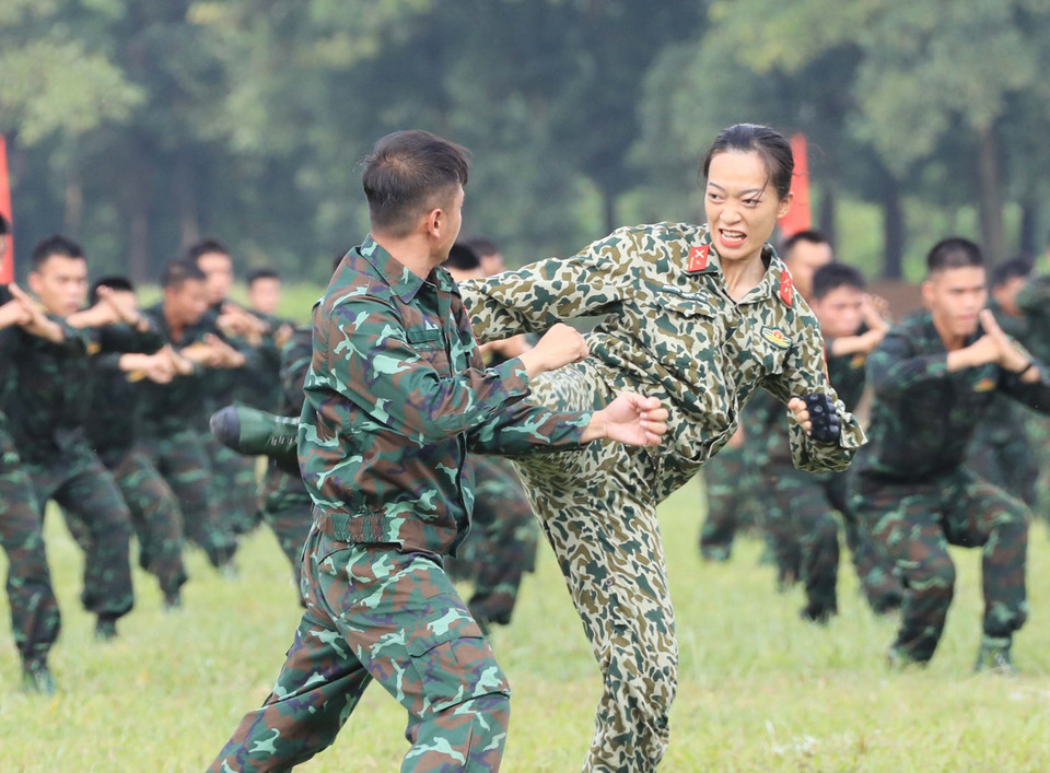 Màn biểu diễn võ thuật của lực lượng đặc công Quân đội Nhân dân Việt Nam tại lễ bế mạc. (Ảnh: Trọng Đức/TTXVN)