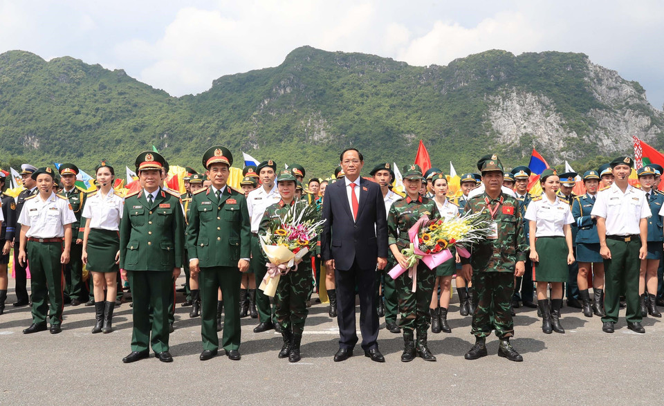 Phó Chủ tịch Quốc hội Trần Quang Phương, Đại tướng Phan Văn Giang cùng các nghệ sỹ, diễn viên, vận động viên các nước tại lễ bế mạc. (Ảnh: Trọng Đức/TTXVN)