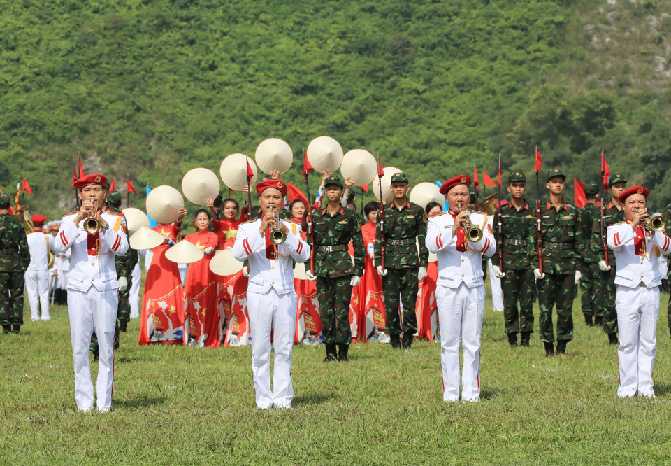 Màn biểu diễn nghệ thuật của Đoàn nghi lễ Quân đội Nhân dân Việt Nam tại lễ bế mạc. (Ảnh: Trọng Đức/TTXVN)