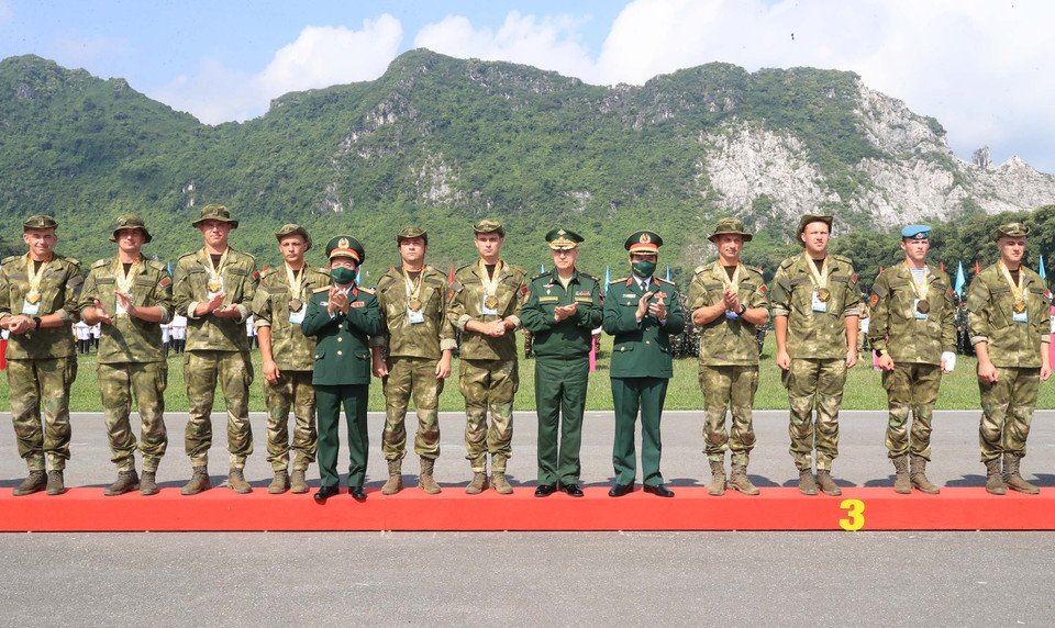 Ban tổ chức trao Huy chương Đồng cho đội tuyển quân đội Belarus môn Vùng Tai nạn. (Ảnh: Trọng Đức/TTXVN)