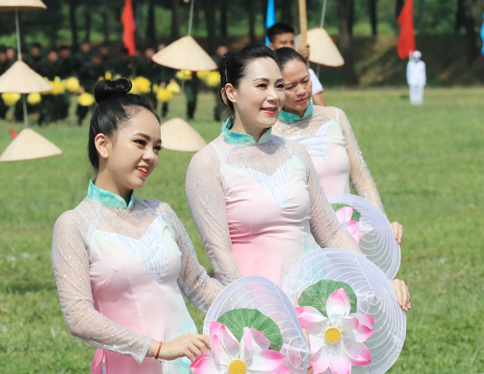 Màn biểu diễn nghệ thuật của các nghệ sỹ Việt Nam tại lễ bế mạc. (Ảnh: Trọng Đức/TTXVN)