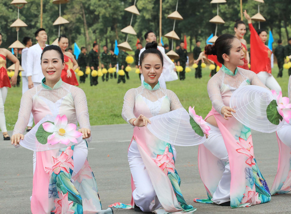 Màn biểu diễn nghệ thuật của các nghệ sỹ Việt Nam tại lễ bế mạc. (Ảnh: Trọng Đức/TTXVN)