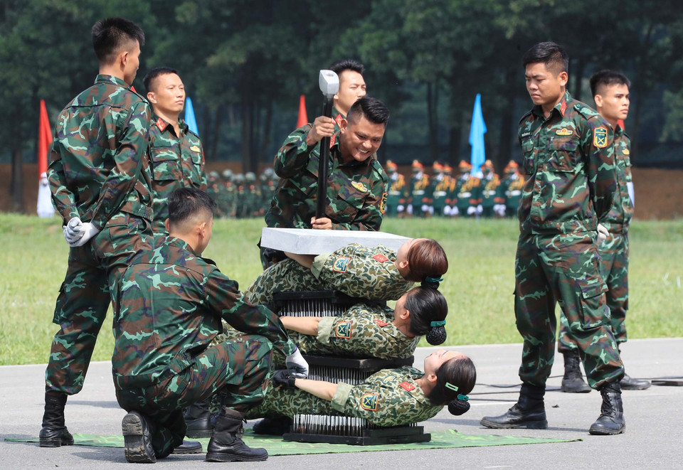 Màn biểu diễn võ thuật công phá của lực lượng đặc công Quân đội Nhân dân Việt Nam tại lễ bế mạc. (Ảnh: Trọng Đức/TTXVN)