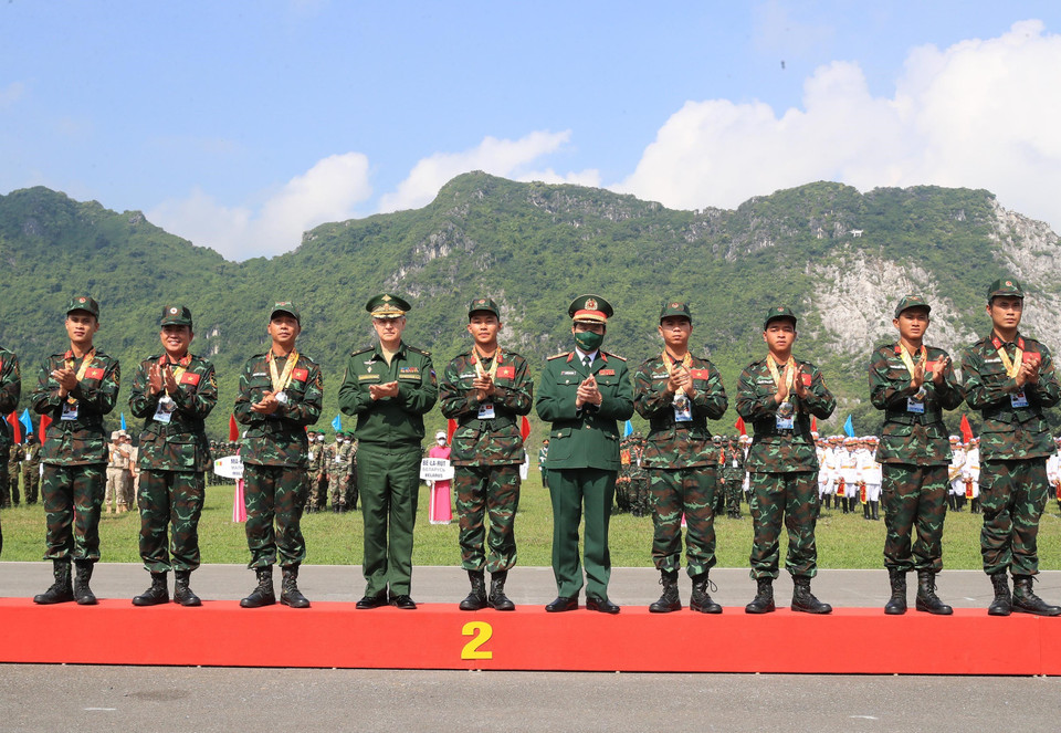 Ban tổ chức trao Huy chương Bạc cho đội tuyển Quân đội Nhân dân Việt Nam môn Vùng Tai nạn. (Ảnh: Trọng Đức/TTXVN)