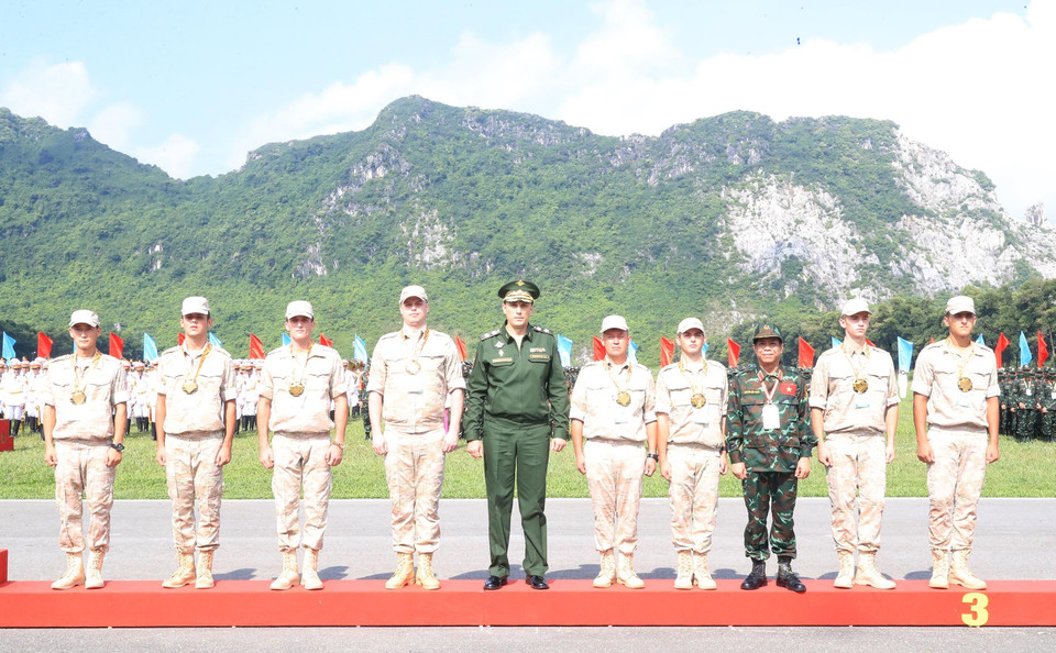 Ông Krivoruchko Aleksei Iurievich, Thứ trưởng Bộ Quốc phòng Liên bang Nga, trao Huy chương Bạc môn Xạ thủ bắn tỉa cho đội tuyển quân đội Liên bang Nga. (Ảnh: Trọng Đức/TTXVN)