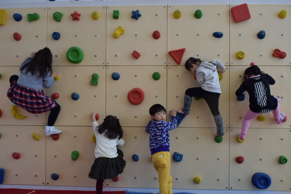 Các bé đang thử sức với mô hình leo núi trong nhà tại nhà trẻ của Học viện giáo dục Aomori Tanaka. (Ảnh: Nguyễn Tuyến-Gia Quân/Vietnam+)