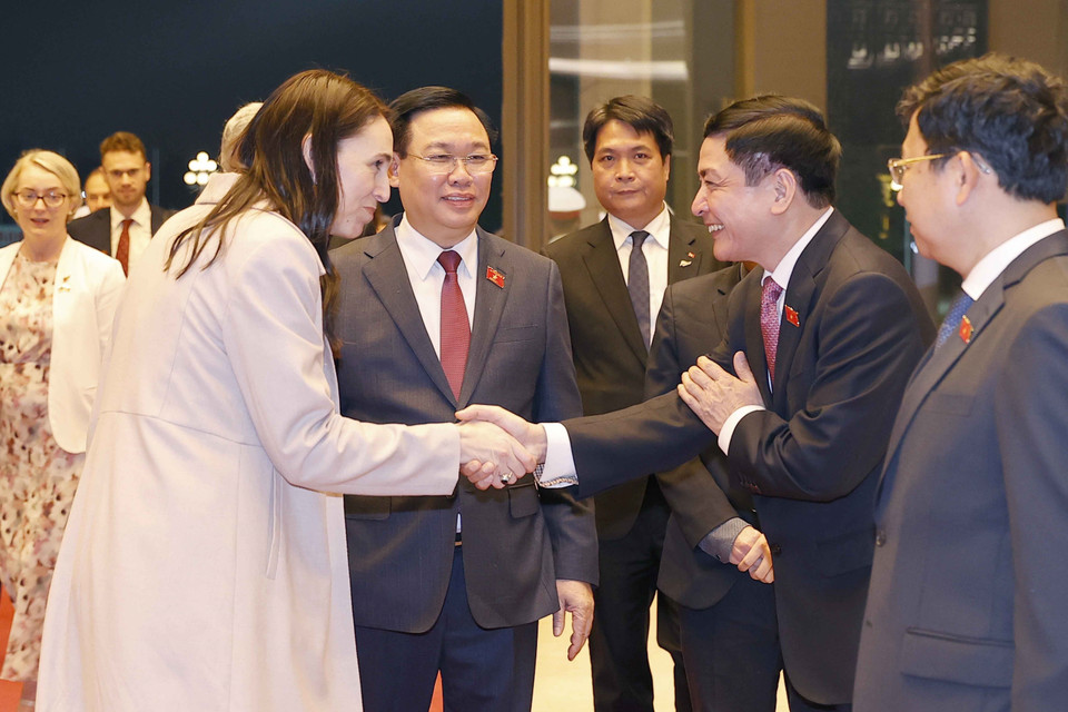 Chủ tịch Quốc hội Vương Đình Huệ giới thiệu với Thủ tướng New Zealand Jacinda Ardern thành viên đoàn Việt Nam. (Ảnh: Doãn Tấn/TTXVN)