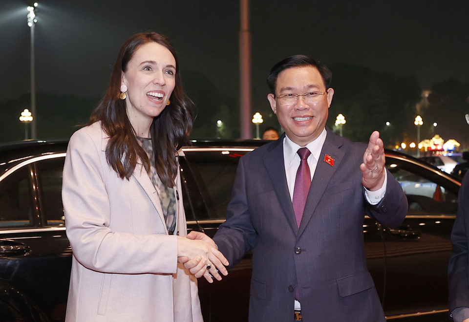 Chủ tịch Quốc hội Vương Đình Huệ đón Thủ tướng New Zealand Jacinda Ardern. (Ảnh: Doãn Tấn/TTXVN)