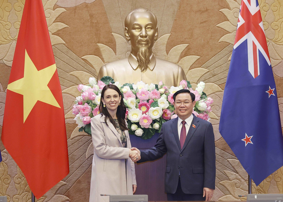Chủ tịch Quốc hội Vương Đình Huệ và Thủ tướng New Zealand Jacinda Ardern chụp ảnh chung. (Ảnh: Doãn Tấn/TTXVN)