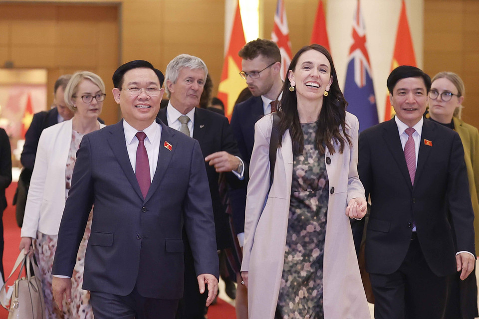 Chủ tịch Quốc hội Vương Đình Huệ và Thủ tướng New Zealand Jacinda Ardern. (Ảnh: Doãn Tấn/TTXVN)