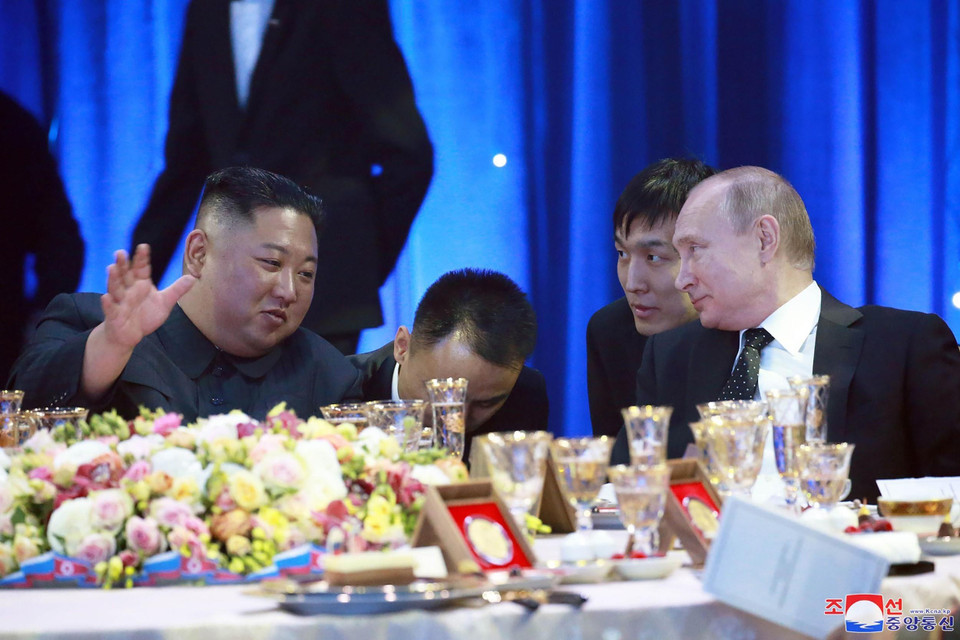 Nhà lãnh đạo Triều Tiên Kim Jong-un mời Tổng thống Nga Vladimir Putin thăm Triều Tiên "vào thời điểm thuận tiện" và ông Putin đã "vui vẻ nhận lời". (Ảnh: YONHAP/TTXVN)