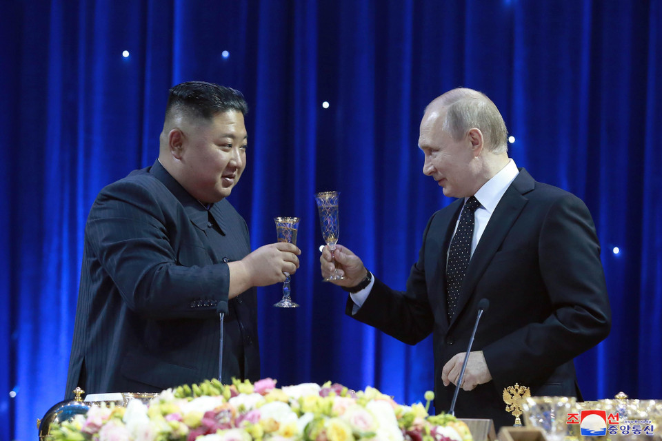 Nhà lãnh đạo Triều Tiên Kim Jong-un (trái) và Tổng thống Nga Vladimir Putin trong bữa tiệc tối sau Hội nghị thượng đỉnh Nga- Triều tại Vladivostok (Nga) ngày 25/4/2019. (Ảnh: YONHAP/TTXVN)