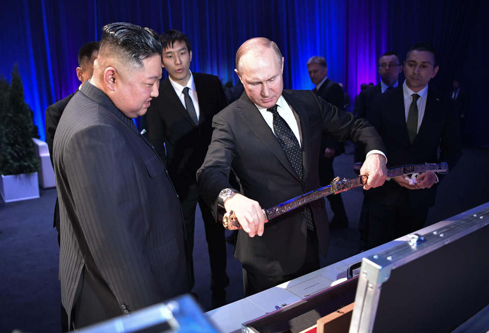 Nhà lãnh đạo Triều Tiên Kim Jong-un (trái) tặng Tổng thống Nga Vladimir Putin (giữa) món quà lưu niệm sau cuộc hội đàm thượng đỉnh tại Vladivostok (Nga) ngày 25/4/2019. (Ảnh: AFP/TTXVN)