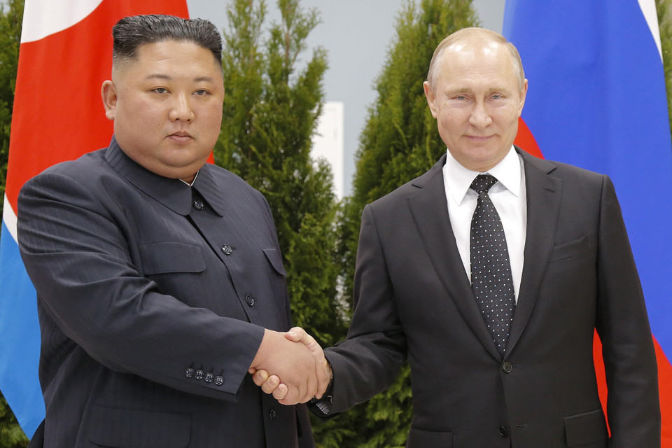 Nhà lãnh đạo Triều Tiên Kim Jong-un và Tổng thống Nga Vladimir Putin đã có cuộc thảo luận kín kéo dài khoảng 2 giờ đồng hồ ngày 25/4/2019. (Nguồn: AFP/TTXVN)