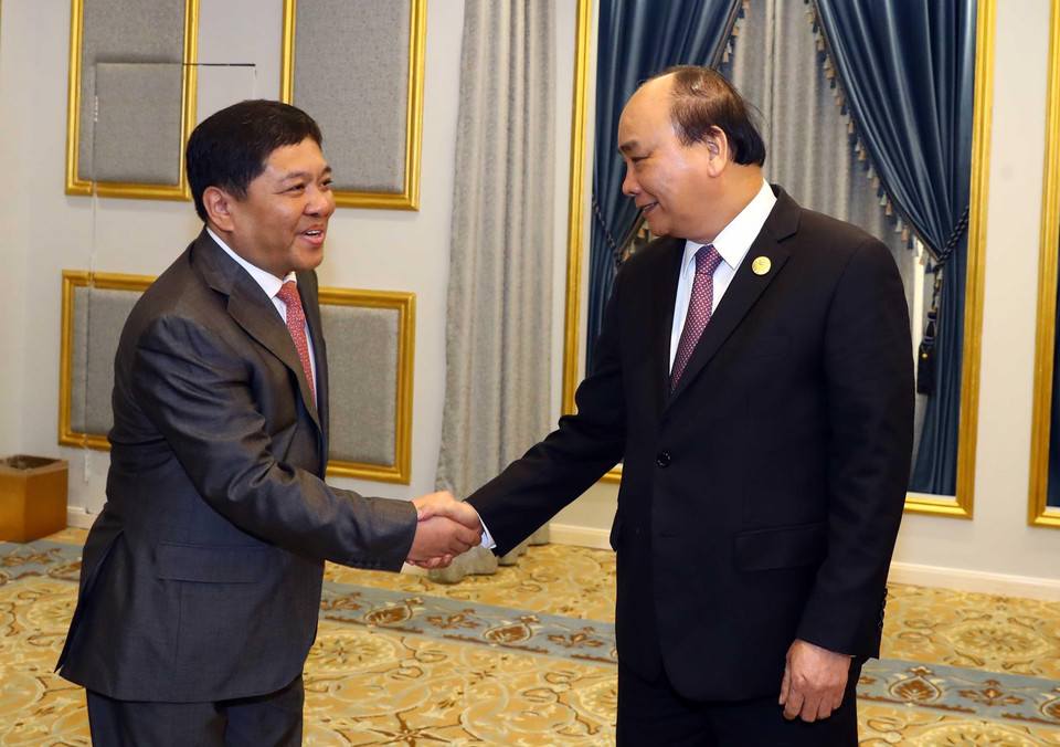 Thủ tướng Nguyễn Xuân Phúc với ông Quách Vũ, Chủ tịch HĐQT Công ty TNHH công trình điện quốc tế Harbin, Trung Quốc. (Ảnh: Thống Nhất/TTXVN)