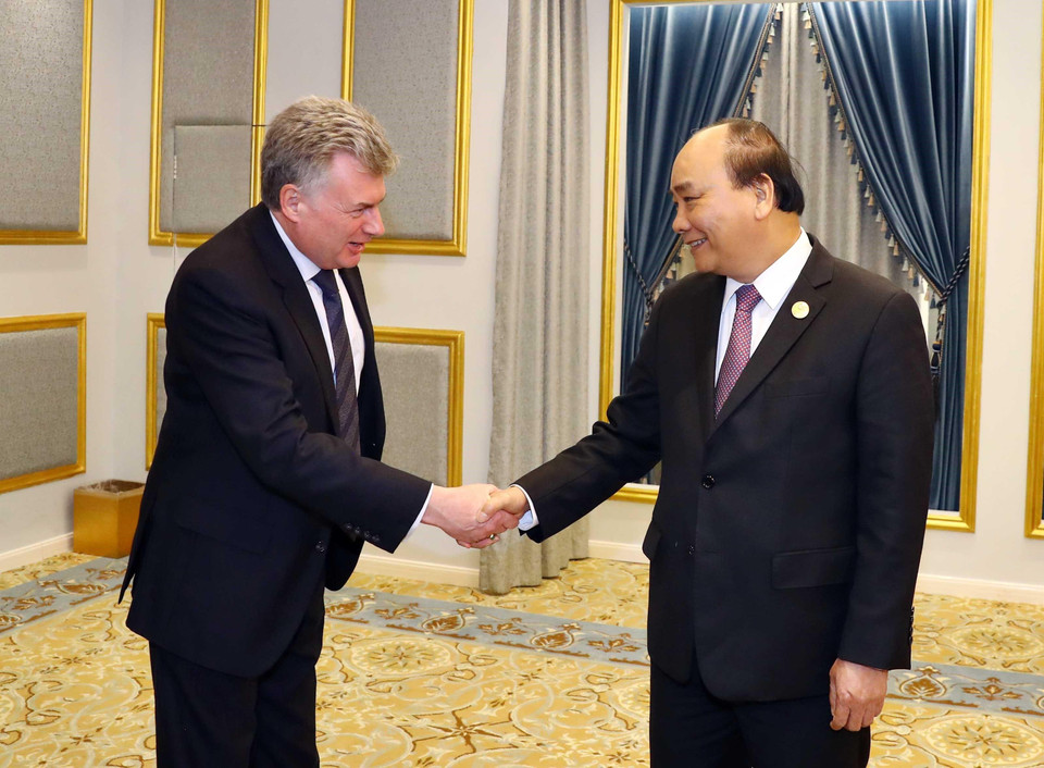 Thủ tướng Nguyễn Xuân Phúc với Tổng Giám đốc Công ty Cổ phần Năng lượng Vĩnh Tân 3 Ian G. Tuft. (Ảnh: Thống Nhất/TTXVN)