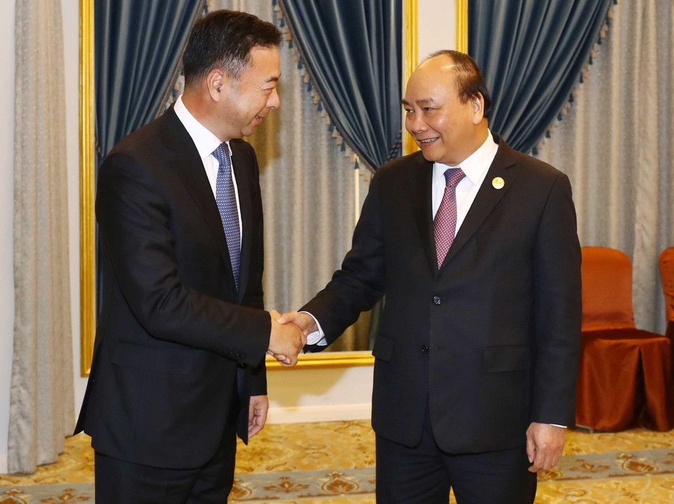 Thủ tướng Nguyễn Xuân Phúc tiếp lãnh đạo các doanh nghiệp của Trung Quốc. (Ảnh: Thống Nhất/TTXVN)