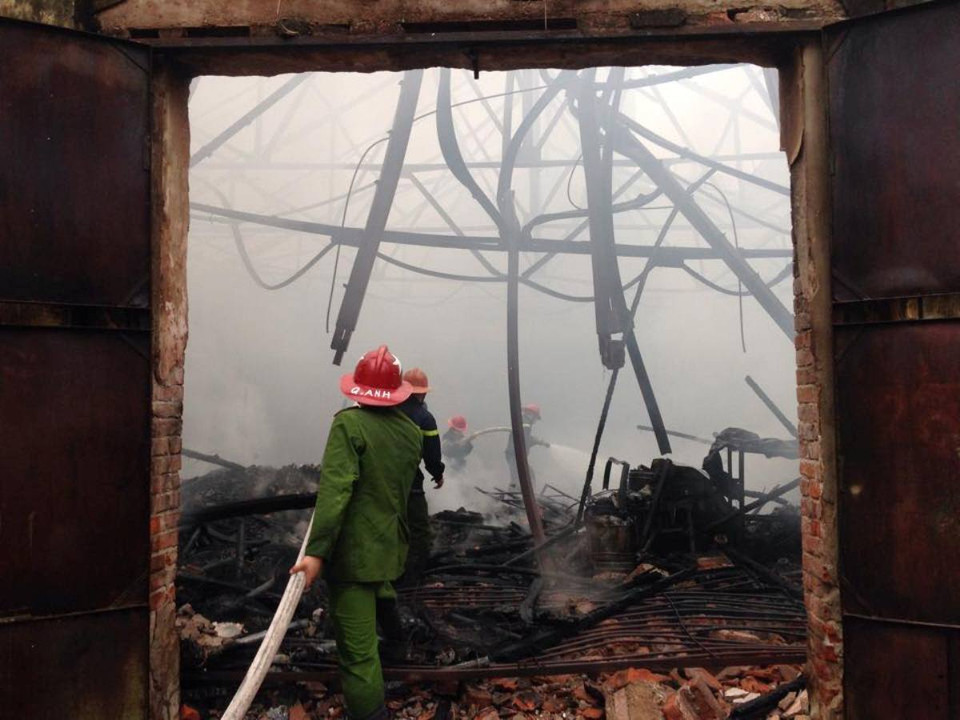 Các khung thép bên trong cũng bị nhiệt cao làm uốn cong biến dạng và sập xuống. (Ảnh: Sơn Bách/Vietnam+)