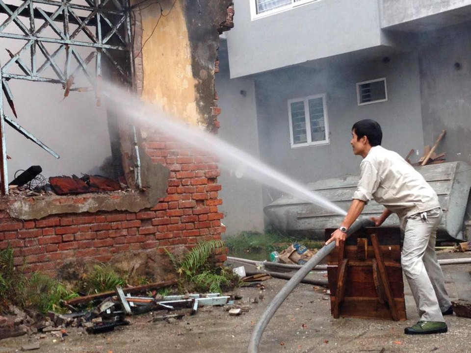 Cơ quan chức năng đang lo bức tường phía trước sập. (Ảnh: Sơn Bách/Vietnam+)