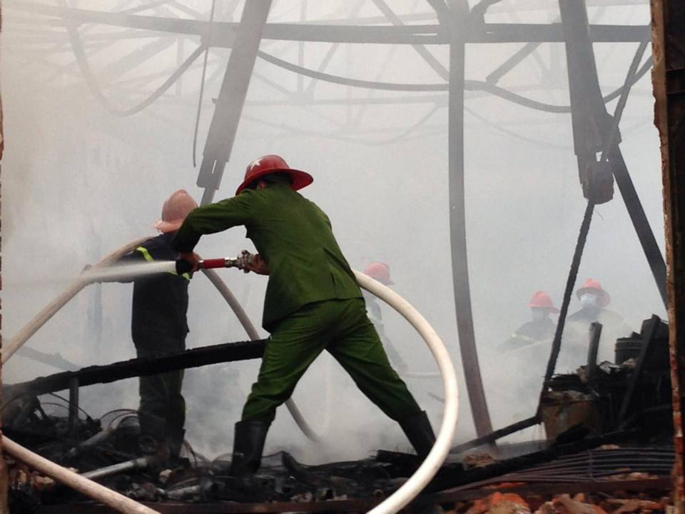 Lực lượng phòng cháy chữa cháy đã huy động 3 đơn vị với gần 10 xe tới hiện trường (Ảnh: Sơn Bách/Vietnam+)