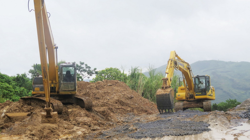 Làm đường tạm ở khu vực bị sạt lở đất tại Km80+600, Quốc lộ 279, đoạn thuộc thôn Bông 1 - 2, xã Bảo Hà, huyện Bảo Yên, tỉnh Lào Cai. (Ảnh: Hồng Ninh/TTXVN)