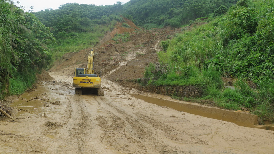 Khắc phục hậu quả sạt lở đất tại Km80+600, Quốc lộ 279, đoạn thuộc thôn Bông 1 - 2, xã Bảo Hà, huyện Bảo Yên, tỉnh Lào Cai. (Ảnh: Hồng Ninh/TTXVN)