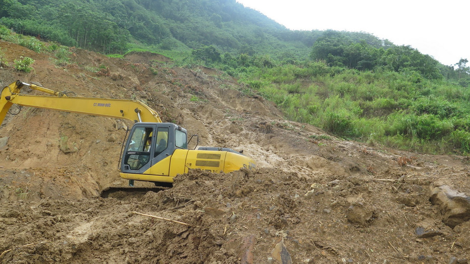 Khắc phục hậu quả sạt lở đất tại Km80+600, Quốc lộ 279, đoạn thuộc thôn Bông 1 - 2, xã Bảo Hà, huyện Bảo Yên, tỉnh Lào Cai. (Ảnh: Hồng Ninh/TTXVN)