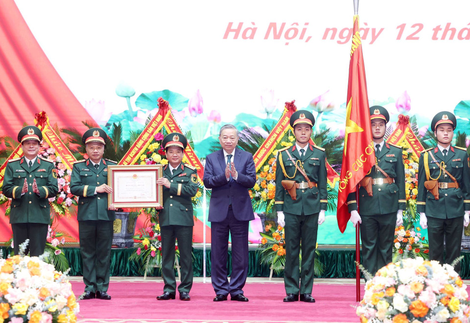 Tổng Bí thư Tô Lâm trao tặng Huân chương Độc lập hạng Nhất cho Tổng Cục Chính trị Quân đội nhân dân Việt Nam. (Ảnh: Thống Nhất/TTXVN)