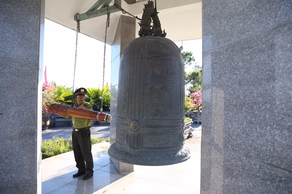 Thỉnh 9 tiếng chuông kính báo trước vong linh các anh hùng liệt sỹ. (Ảnh: Hoàng Hiếu/TTXVN)