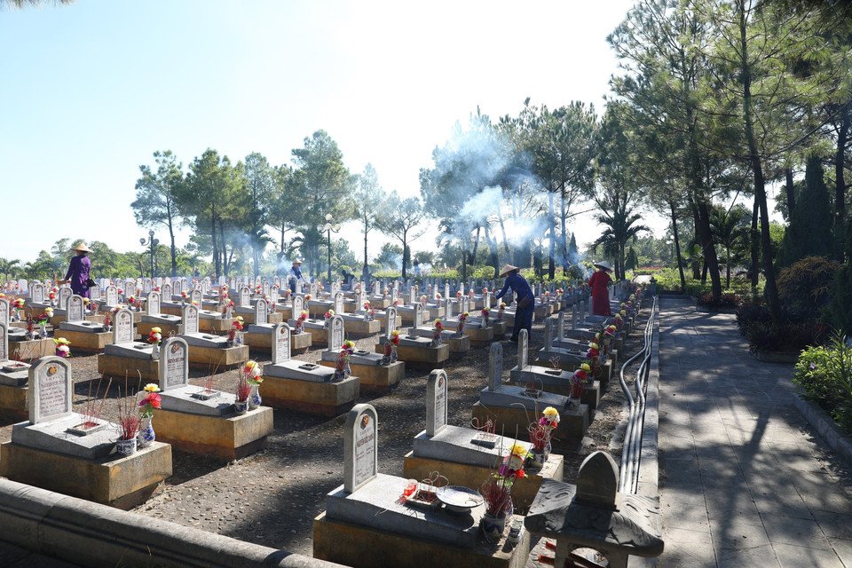 Nghĩa trang có tổng diện tích là 13ha, quy tụ trên 1 vạn liệt sỹ, trong đó 3694 mộ liệt sỹ được xác định đầy đủ thông tin: tên, tuổi, quê quán, được mai táng theo từng tỉnh, thành; 701 mộ biết một phần thông tin; còn lại chưa rõ thông tin. (Ảnh: Hoàng Hiếu/TTXVN)