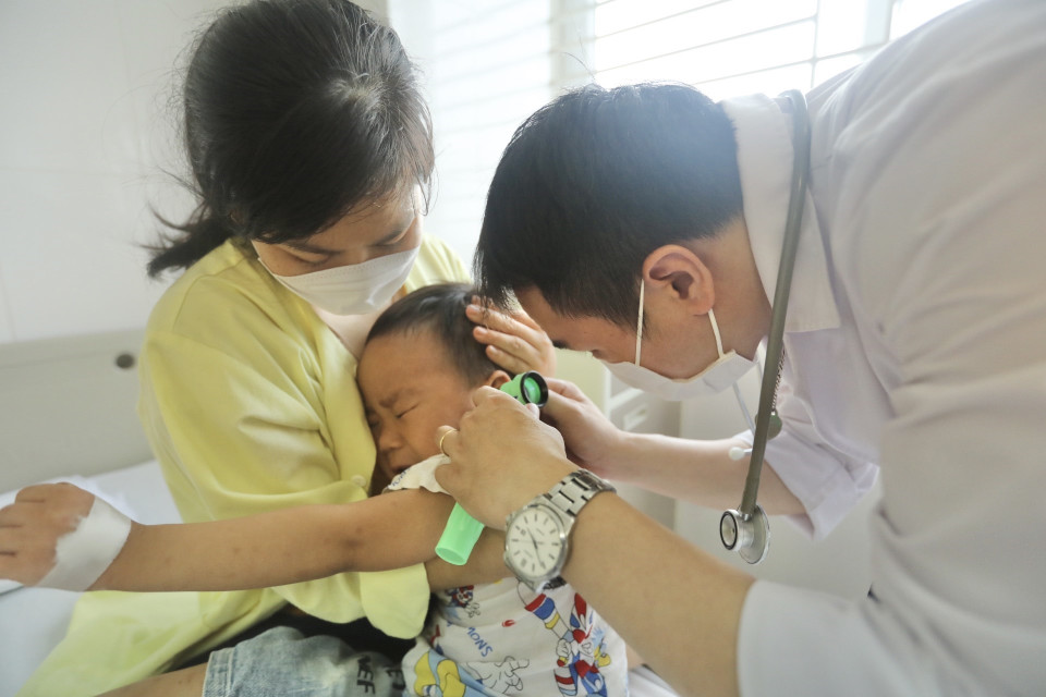 Để phòng bệnh, ngành y tế Thủ đô khuyến cáo người dân bảo đảm vệ sinh cá nhân, che miệng khi hắt hơi; thường xuyên rửa tay với xà phòng bằng nước sạch; vệ sinh mũi, họng hằng ngày bằng nước muối, thường xuyên đeo khẩu trang khi tới nơi đông người, tiếp xúc với người bệnh. (Ảnh: Minh Quyết/TTXVN)