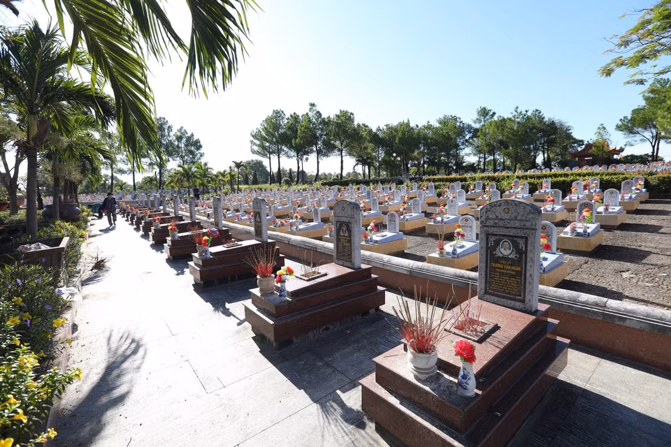 Nhân dịp kỷ niệm 75 năm Ngày Thương binh-Liệt sỹ (27/7/1947-27/7/2022), nhiều đoàn thể, đồng đội, thân nhân liệt sỹ và người dân đã đến Nghĩa trang để dâng hương, tưởng nhớ, tri ân công lao của các anh hùng, liệt sỹ đã hy sinh vì sự nghiệp giải phóng dân tộc, thống nhất đất nước. (Ảnh: Hoàng Hiếu/TTXVN)