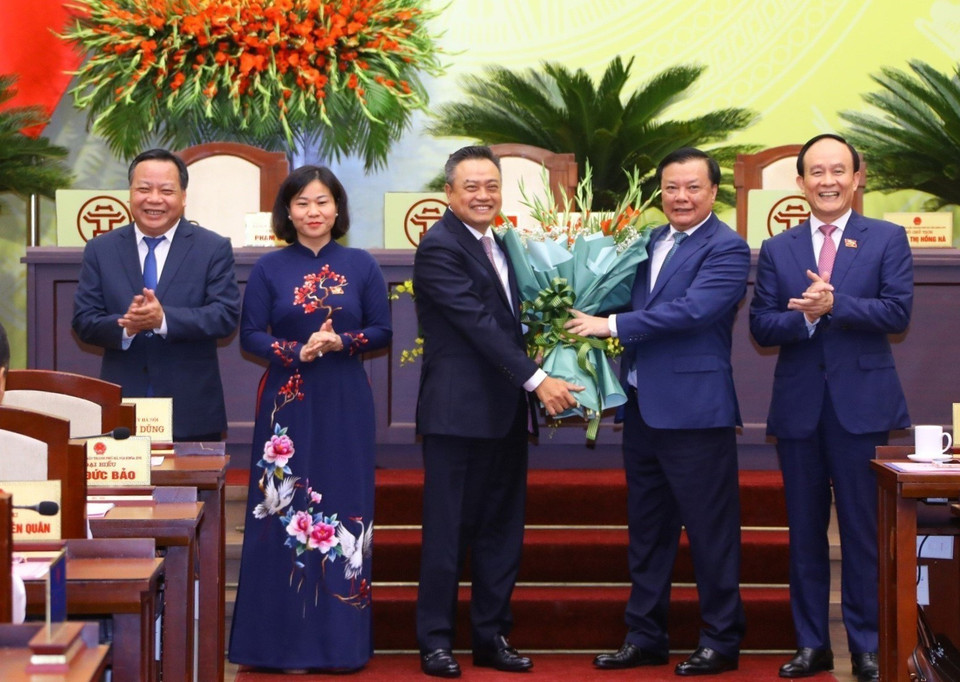 Lãnh đạo Thành ủy Hà Nội chúc mừng ông Trần Sỹ Thanh được bầu giữ chức Chủ tịch Ủy ban Nhân dân thành phố Hà Nội nhiệm kỳ 2021-2026. (Ảnh: Văn Điệp/TTXVN)