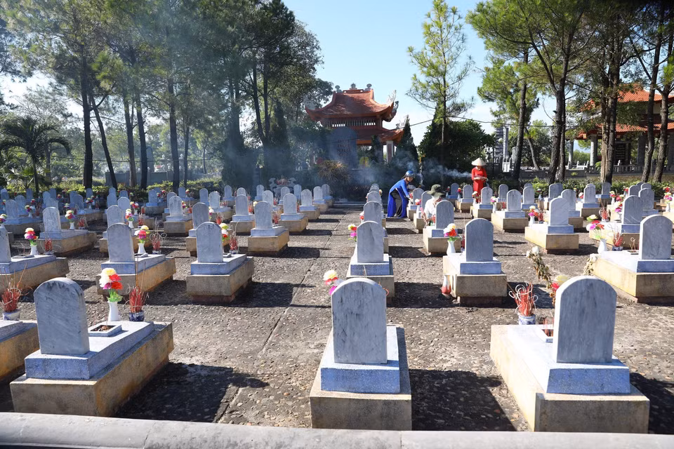 Người dân thắp hương tưởng nhớ, tri ân công ơn của các anh hùng, liệt sỹ tại Nghĩa trang quốc gia đường 9. (Ảnh: Hoàng Hiếu/TTXVN)