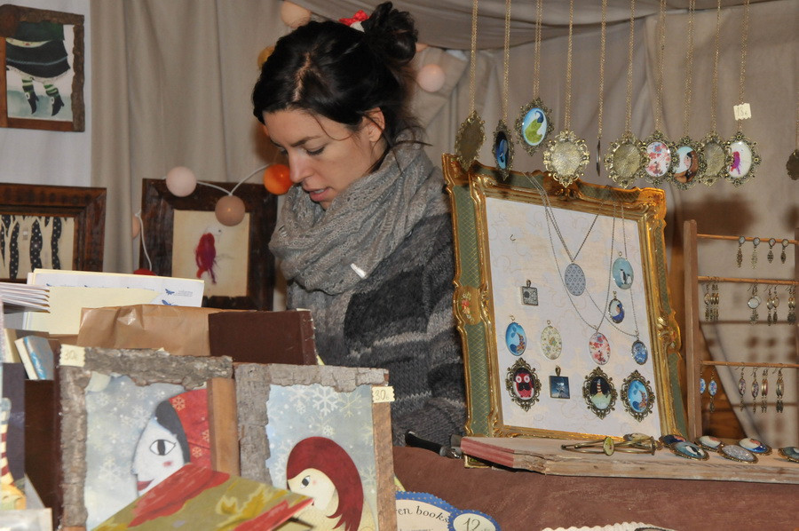  Đổ trang sức làm thủ công. (Ảnh: Hương Giang/Vietnam+)