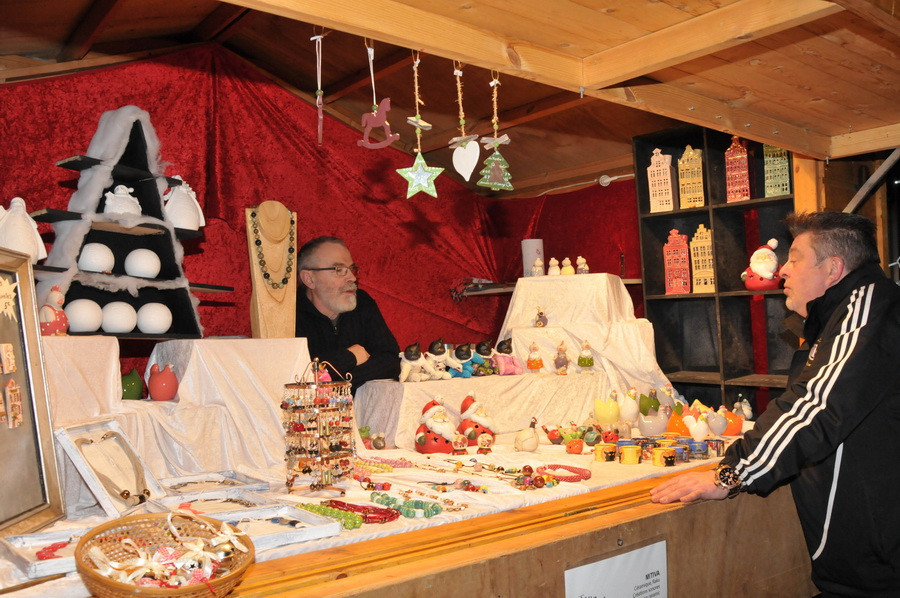 Đồ trang trí Noel. (Ảnh: Hương Giang/Vietnam+)