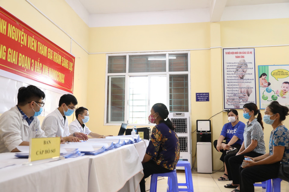 Tình nguyện viên đến tiêm thử nghiệm tại Trung tâm y tế huyện Văn Lâm. (Ảnh: Minh Quyết/TTXVN)