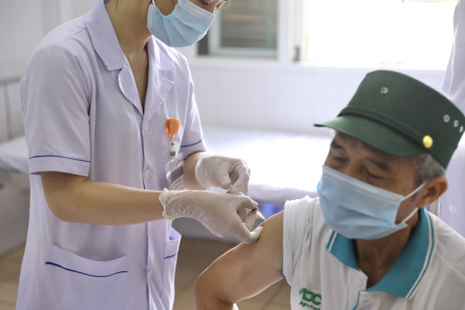 Nhân viên y tế tiêm thử nghiệm vaccine Nano Covax. (Ảnh: Minh Quyết/TTXVN)